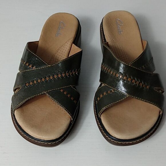 Clarks slides olive‎ green leather upper w/Brown soles - Picture 3 of 11